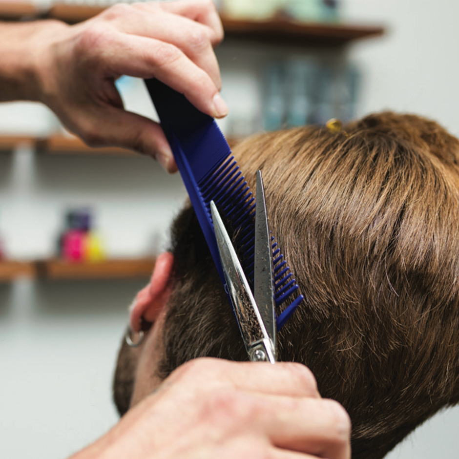 Barber using Texturizing Comb to cut hair